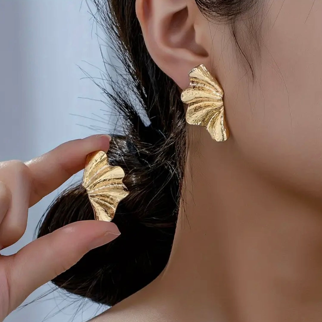 Golden shell earrings