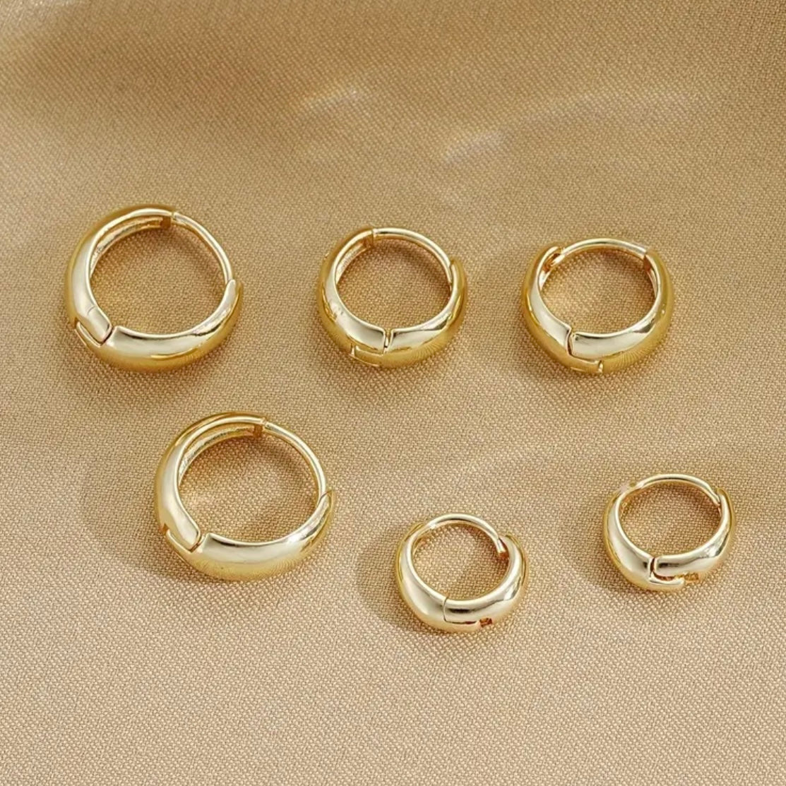 Golden closed earrings